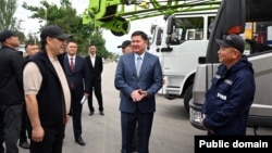 Президент Садыр Жапаров Каракол шаарына барганда тартылган сүрөт.