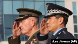 Gen. Jeong Kyeong-doo (dr.), la o ceremonie militară la Seul