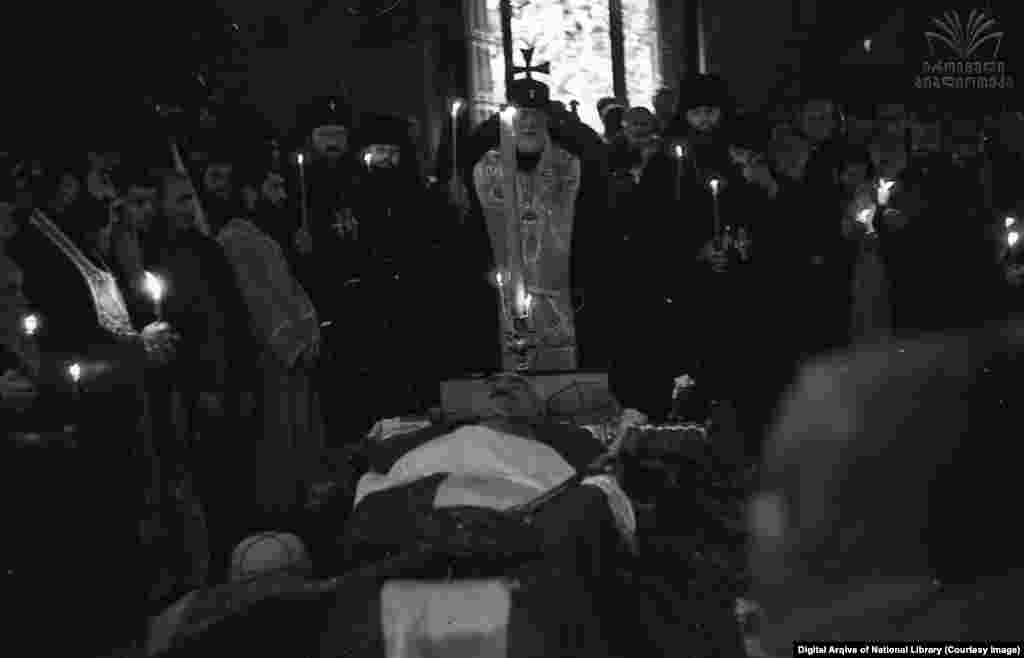 ილია მეორე ეროვნული გმირის, ეროვნულ-განმათავისუფლებელი მოძრაობის ლიდერის, მერაბ კოსტავას დაკრძალვაზე, 1989 წლის ოქტომბერი.