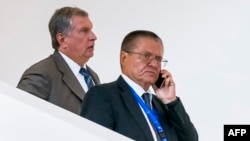 Rosneft CEO Igor Sechin (left) and former Economy Minister Aleksei Ulyukayev in Baku in August 2016