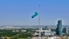 Приспущенный государственный флаг в день траура по умершим от коронавируса. Алматы, 13 июля 2020 года.
