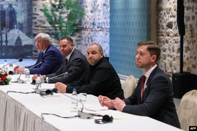 Украинская делегация на переговорах с российскими представителями в Стамбуле в мае 2025 года. Второй слева - Андрей Ермак, третий - Рустем Умеров