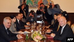 Томислав Николич (л) і Вільям Гейґ (п) на зустрічі в Белграді 25 жовтня 2012 року