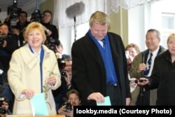 Кандыдат у прэзідэнты Беларусі Аляксандр Мілінкевіч са сваёй жонкай Інай Кулей падчас галасаваньня на выбарчым участку ў Менску, 2006 год