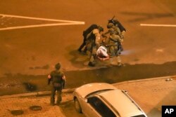 Полицейские избивают протестующего в Минске, 11 августа
