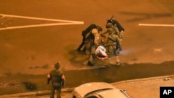  Беларусь - Полиция избила протестующего во время массового митинга после президентских выборов в Минске, 11 августа 2020 г.