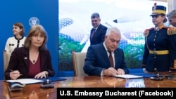 Ambasadoarea SUA la București, Kathleen Kavalec, și ministrul Apărării din România, Angel Tîlvăr, semnează scrisoarea de ofertă și acceptare pentru avioanele F-35, 21 noiembrie 2024.