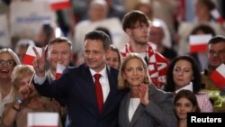 Reakcija gradonačelnika Varšave Rafala Trzaskowskog nakon objave rezultata izlaznih anketa za prvi krug predsjedničkih izbora u Poljskoj, u Sandomierzu, Poljska, 18. maja 2025.