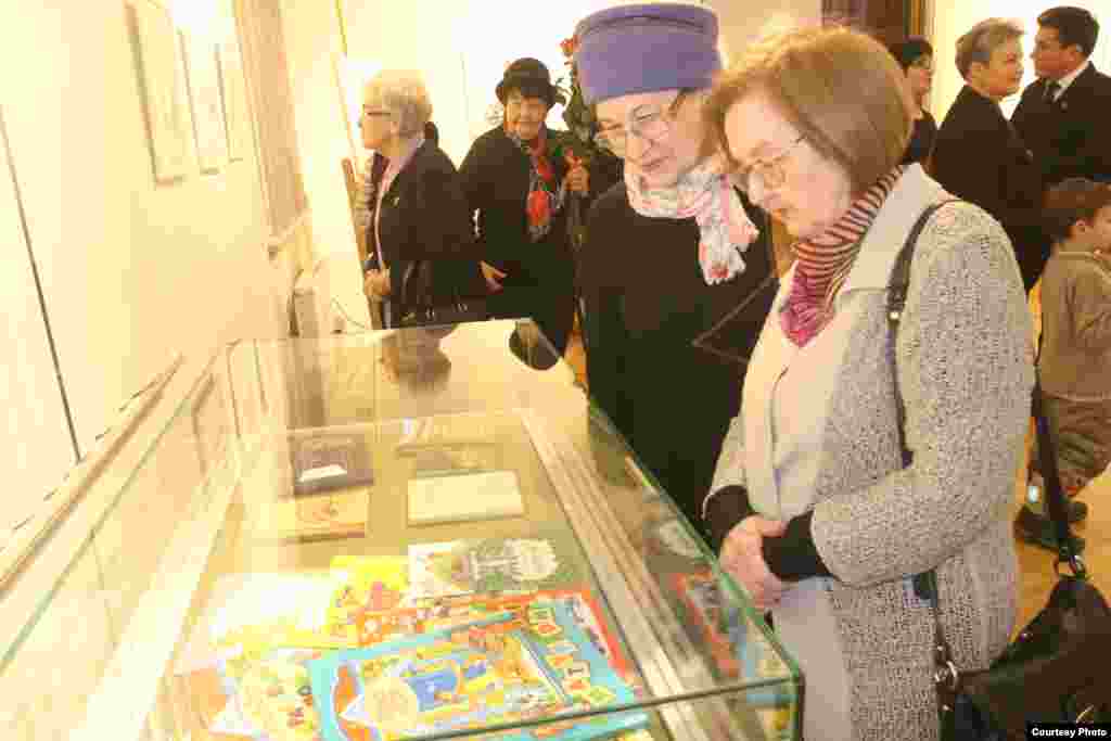 Шагыйрь Ренат Харис рәсемнәре күргәзмәсендә җәмәгате Лилия ханым