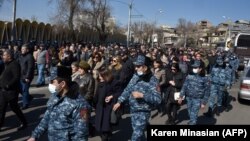 Прыхільнікі апазыцыі выйшлі на вуліцы Ерэвану з патрабаваньнем адстаўкі прэм'ер-міністра Нікола Пашыньяна, 26 лютага 2021