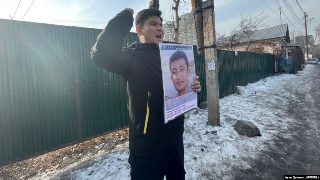 Baibolat Kunbolatuly picketing outside the Chinese Consulate in Almaty on February 1