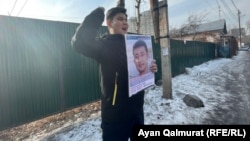 Baibolat Kunbolatuly picketing outside the Chinese Consulate in Almaty on February 1