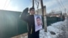 Байболат Кунболатулы на одиночном пикете у консульства Китая с требованием освободить из китайской тюрьмы брата. Алматы, 1 февраля 2021 года.
