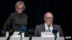 Primarul din Crans-Montana Nicolas Feraud (dreapta), și viceprimarul Nicole Bonvin Clivaz la o conferință de presă pe 6 ianuarie 2026.