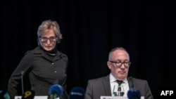 Primarul din Crans-Montana, Nicolas Feraud (dreapta), și viceprimarul Nicole Bonvin Clivaz participă la o conferință de presă organizată de consiliul local al stațiunii Crans-Montana pe 6 ianuarie 2026.