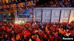 АК партиянын Стамбулда жыйналган жактоочулары. 24-июнь, 2018-жыл. 