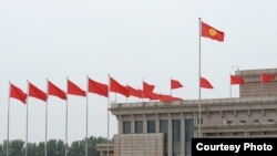 Кытайдын жана Кыргызстандын желектери. 