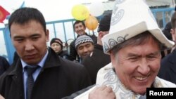 Дамир Мусакеев экс-президент Алмазбек Атамбаевдин артында. 