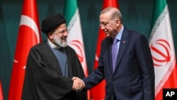 Presidenti i Iranit, Ebrahim Raisi, dhe ai i Turqisë, Recep Tayyip Erdogan. Ankara, 24 janar 2024. 
