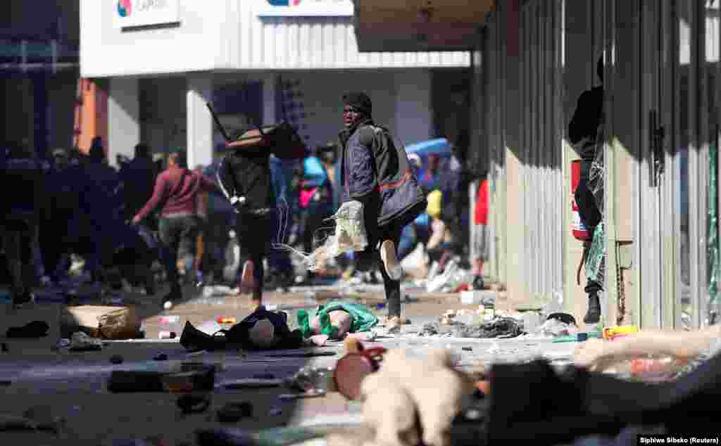 Demonstruesit plaçkitin dyqanet, teksa protestat vazhdojnë, pas burgosjes së ish-presidentit afrikanojugor, Jacob Zuma. (Katlehong, 12 korrik)