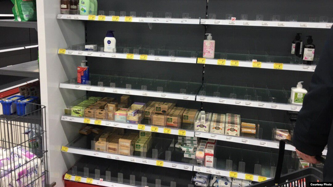 Panica creată de coronavirus a golit rafturile și la Varșovia