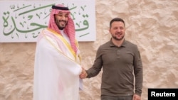  Prințul moștenitor saudit, Mohammed bin Salman, dă mâna cu președintele ucrainean, Volodimir Zelenski, înaintea summitului Ligii Arabe de la Jeddah.