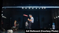 Sub fiecare pas e o mină neexplodată dintr-un război neterminat cu tine, spectacol de Radu Afrim la Teatrul Odeon, Sala Majestic