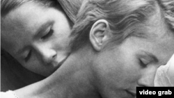 Bibi Andersson (dr.) cu Liv Ullmann în „Persona”, filmul lui Ingmar Bergman