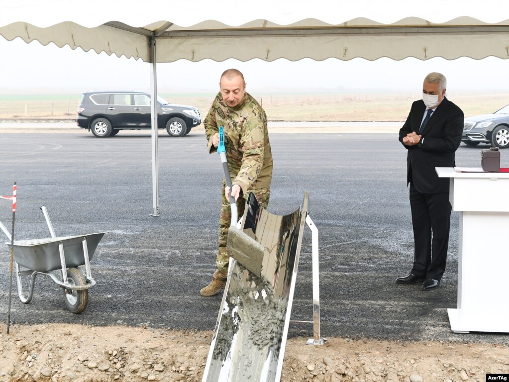 Президентът на Азербайджан Илхам Алиев символично започва работа по проект за изграждане на железопътна връзка на територия близо до Нагорни Карабах на 14 февруари.