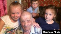 Ветеран Второй мировой войны Илья Кубанкин с правнуками в день празднования своей 101-й годовщины со дня рождения. Темиртау, 20 июля 2017 года.