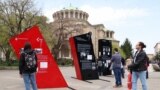 Навръх 100-годишнината от атентата на БКП в църквата "Св. Неделя" в София пред храма беше открита изложба и арт инсталация "Отломки от един следобед", организирана от Държавна агенция "Архиви", 16 април 2025 г.