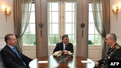 Президент Турции Абдулла Гюль (в центре), премьер-министр Реджеп Эрдоган (слева) и начальник генерального штаба вооруженных сил Илькер Башбуг обсуждают политический кризис. Анкара, 25 февраля 2010 года. 