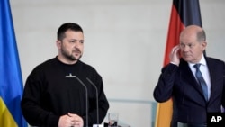 ولودیمیر زلنسکی رئیس جمهور اوکراین همراه با صدراعظم جرمنی حین صحبت در یک کنفرانس خبری در برلین May 14, 2023