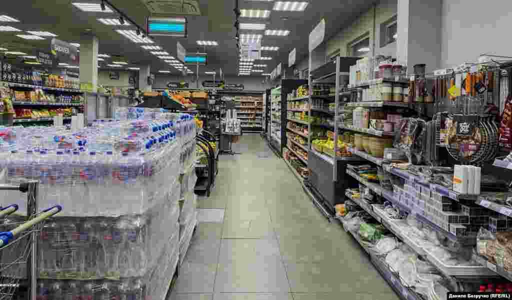 В магазине «КУБ» (в бывшем украинском АТБ, захваченном после аннексии) на улице Фрунзе покупателей совсем не видно