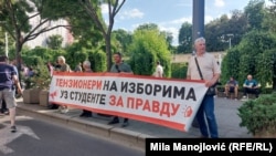 Пристигнување на граѓаните на плоштадот Славија каде се случува протест организиран од студентите