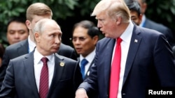 Vladimir Putin ve Donald Tramp, arhiv fotosureti