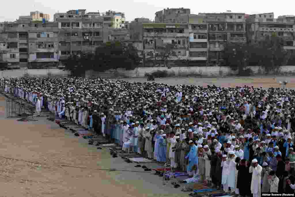 Пакистанские мусульмане молятся по окончанию священного месяца Рамадан (Рамазан) на фоне вспышки коронавирусной инфекции, Карачи, Пакистан