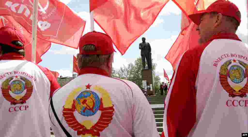 Aqmescitteki Lenin abidesi yanında kommunistler mitingi ötkerildi, mayıs 6 künü 2014 senesi