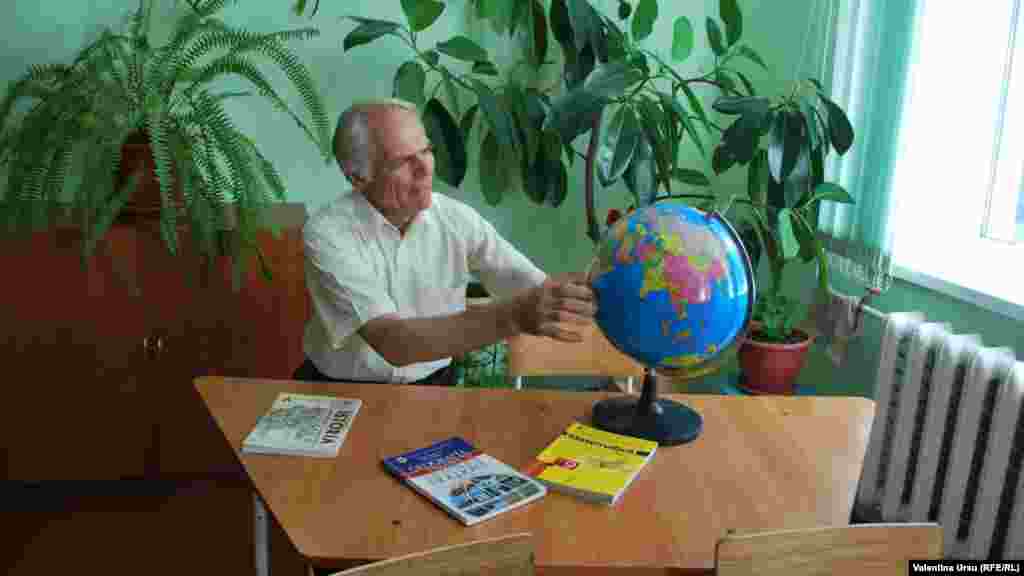 Vasile Roşioru, directorul şcolii de la Sociteni.