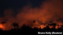 Füst száll az égre az égő amazóniai esőerdőből. Apui, Brazília, 2021. szeptember 5. 