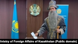 Казахстанец Алишер Азимбаев на участке в Токио в день выборов в Курултай. 23 августа 2026 года. Фото МИД Казахстана
