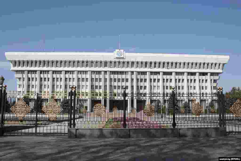 Өкмөттүн жаңы түзүмү бекитилди - 13-июлда президент Роза Отунбаева өкмөттүн түзүмү жана анын административдик мекемелери тууралуу жарлыкка кол койду.