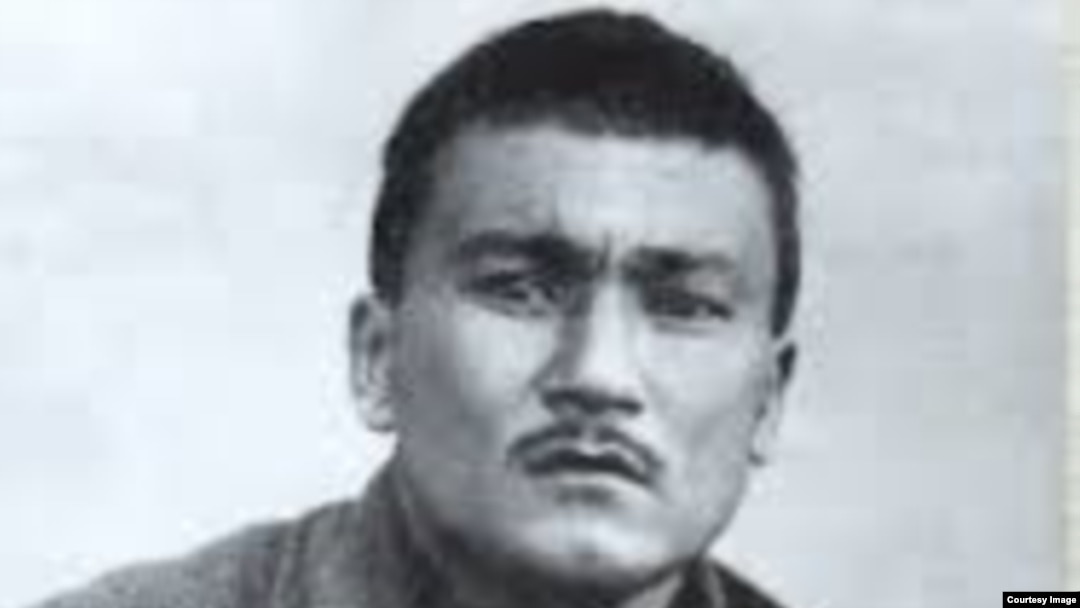 "Ўткан кунлар", "Меҳробдан чаён" романлари муаллифи Сталин қатағонлари қурбони бўлган. Адибнинг 1938 йили турмада олинган сурати.