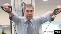 Türkmenistanyň prezidenti Gurbanguly Berdimuhamedow sport zalynda, döwlet telewideniýesiniň reportažyndan pursat. 
