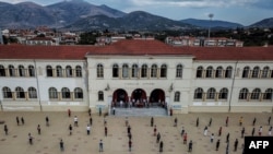Ученици во средно училиште во Грција на почетокот на учебната година.