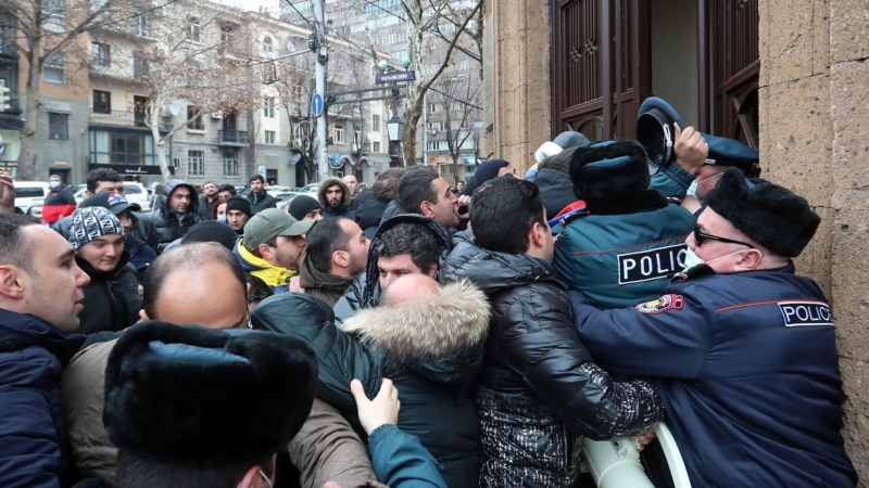 Ermeni protestçileri premýer-ministriň işden aýrylmagyny talap edip hökümet binasyna girdi