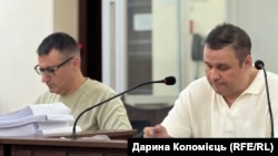 Бізнесмен Максим Микитась (п) зі своїм адвокатом під час обрання запобіжного заходу, 20 серпня 2026 року