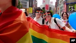 
Japan je jedina zemlja Grupe sedam industrijski najrazvijenijih zemlja sveta koja ne priznaje istopolne zajednice, a njen Ustav predviđa da "brak može biti sklopljen samo uz saglasnost oba pola"