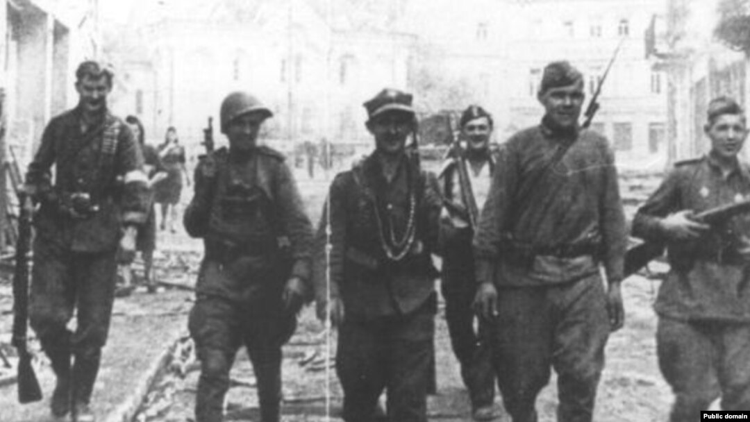 Совместный патруль солдат РККА и Армии Крайовой на улицах Вильнюса. 13 июля 1944 года