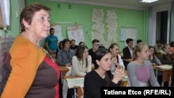 Elevi de la Liceul „Ștefan cel Mare” din Grigoriopol, evacuat la Doroțcaia, Dubăsari. În stânga - directoarea adjunctă Svetlana Jitariuc